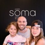 Maïka Desnoyers Instagram - SŌMA ST-HILAIRE est officiellement ouvert! Félicitations aux franchisés @annafraps et @tonywashington_official !!! @soma.fitclub.sthilaire