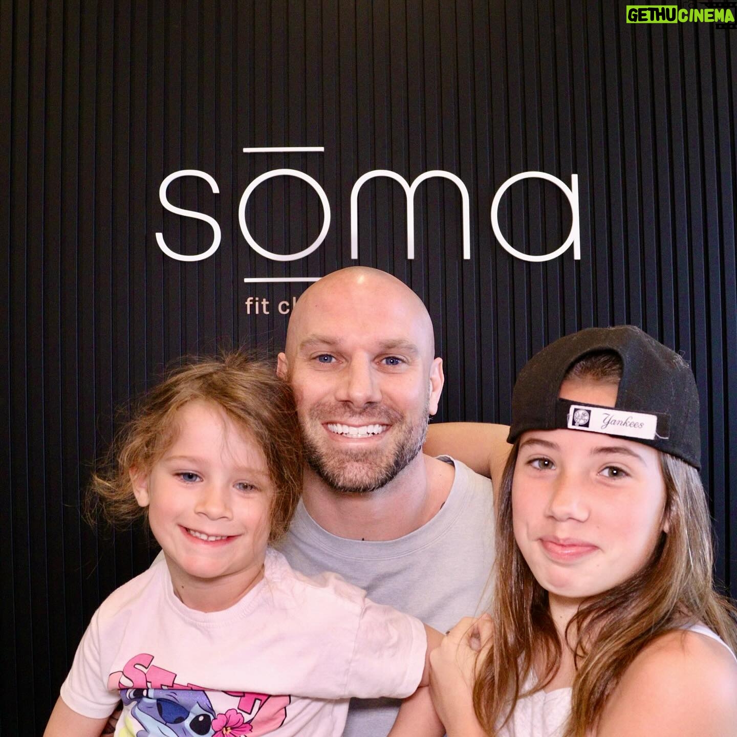Maïka Desnoyers Instagram - SŌMA ST-HILAIRE est officiellement ouvert! Félicitations aux franchisés @annafraps et @tonywashington_official !!! @soma.fitclub.sthilaire