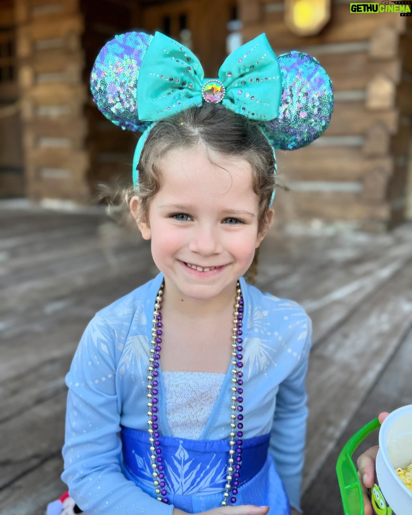 Maïka Desnoyers Instagram - BEAUCOUP de plaisir à Magic Kingdom. Une belle journée avec peu d’achalandage ( comparativement à d’habitude haha)! Chaleur, famille et bonheur! Les deux prochains jours seront des jours de repos à la piscine de l’hôtel 🤣