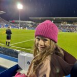Maïka Desnoyers Instagram - Premier match au @cfmontreal pour toute la famille. Livia est souriante sur la photo, un vrai ptit ange…. Mais en dehors elle est à bout du froid et de la pluie 🤣 Direction, le chauffage de l’auto, au grand désarroi de maman ( moi ) qui veut regarder le match 🥺 @1642mtl @etienneboulay22