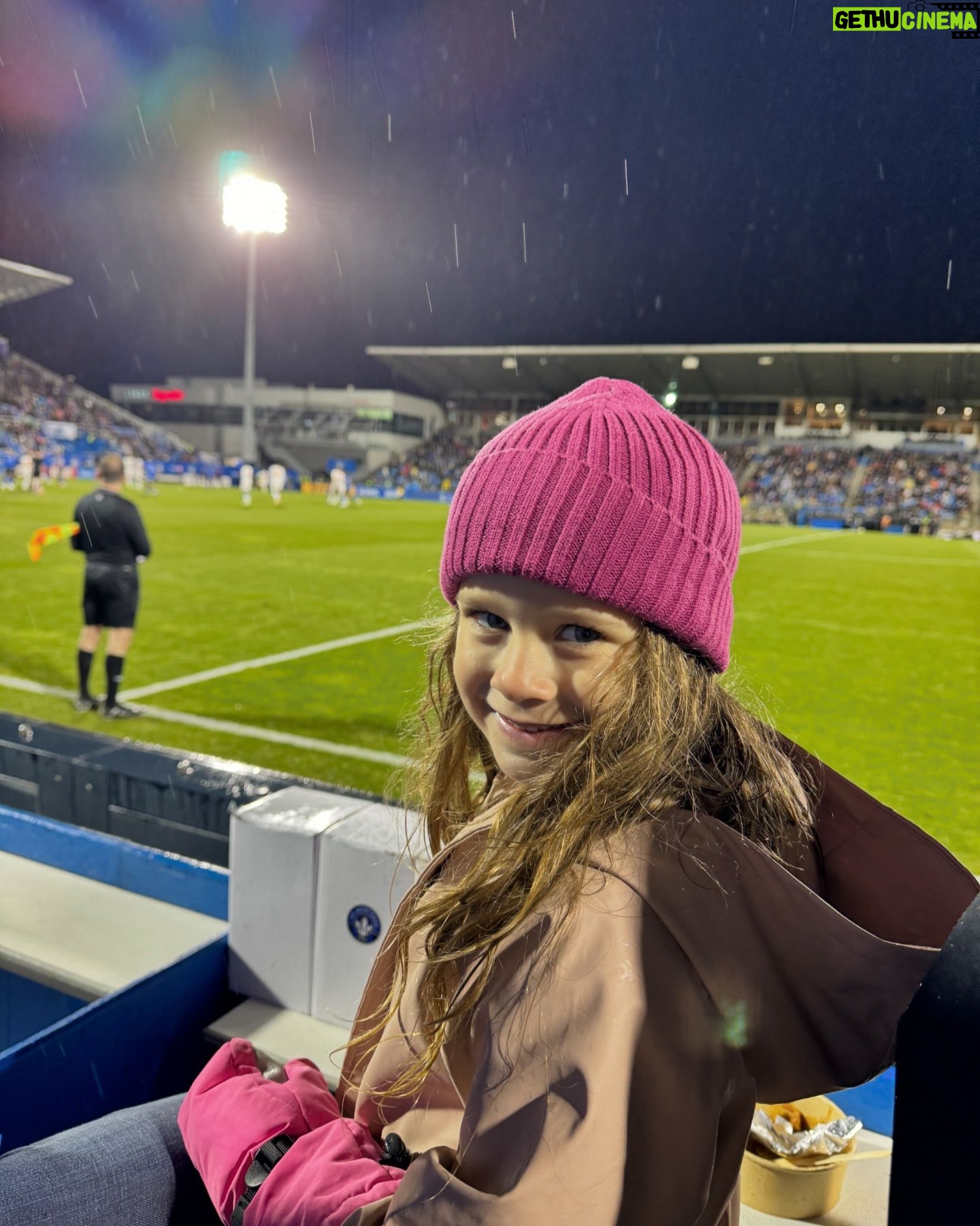 Maïka Desnoyers Instagram - Premier match au @cfmontreal pour toute la famille. Livia est souriante sur la photo, un vrai ptit ange…. Mais en dehors elle est à bout du froid et de la pluie 🤣 Direction, le chauffage de l’auto, au grand désarroi de maman ( moi ) qui veut regarder le match 🥺 @1642mtl @etienneboulay22