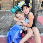 Maïka Desnoyers Instagram - BEAUCOUP de plaisir à Magic Kingdom. Une belle journée avec peu d’achalandage ( comparativement à d’habitude haha)! Chaleur, famille et bonheur! Les deux prochains jours seront des jours de repos à la piscine de l’hôtel 🤣