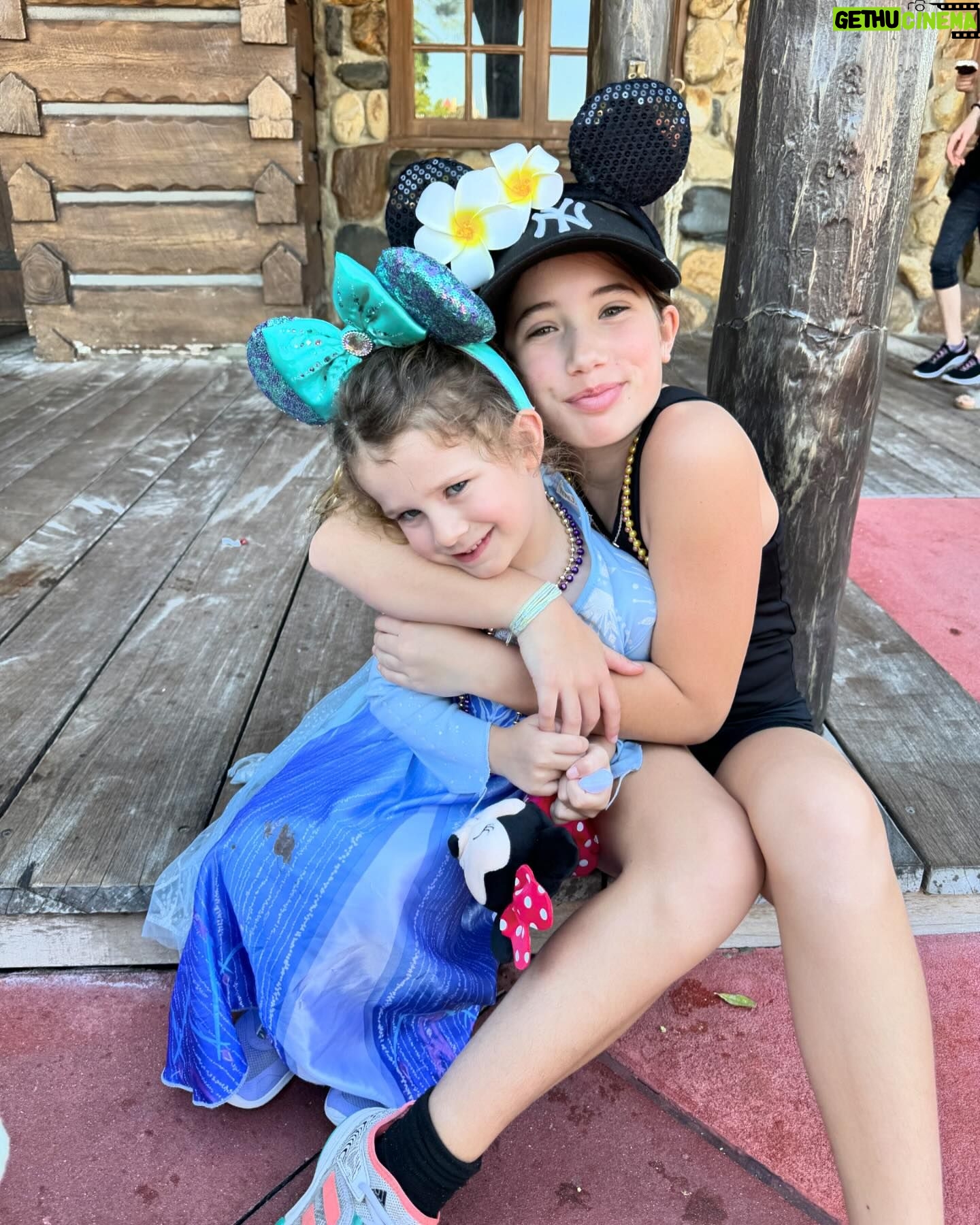Maïka Desnoyers Instagram - BEAUCOUP de plaisir à Magic Kingdom. Une belle journée avec peu d’achalandage ( comparativement à d’habitude haha)! Chaleur, famille et bonheur! Les deux prochains jours seront des jours de repos à la piscine de l’hôtel 🤣