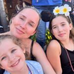 Maïka Desnoyers Instagram - BEAUCOUP de plaisir à Magic Kingdom. Une belle journée avec peu d’achalandage ( comparativement à d’habitude haha)! Chaleur, famille et bonheur! Les deux prochains jours seront des jours de repos à la piscine de l’hôtel 🤣