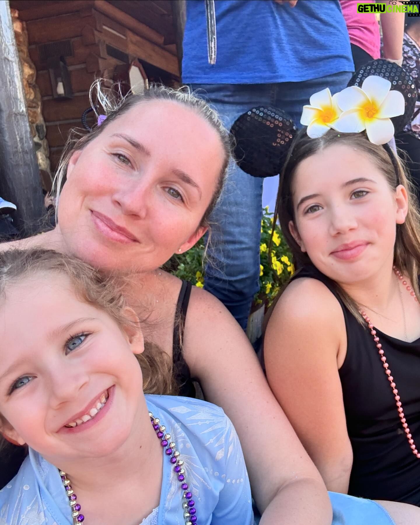 Maïka Desnoyers Instagram - BEAUCOUP de plaisir à Magic Kingdom. Une belle journée avec peu d’achalandage ( comparativement à d’habitude haha)! Chaleur, famille et bonheur! Les deux prochains jours seront des jours de repos à la piscine de l’hôtel 🤣