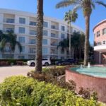Maïka Desnoyers Instagram - Deuxième séjour au @meliaorlando et certainement pas le dernier! Plusieurs personnes m’ont demandé mon avis sur l’hôtel, alors le voilà! L’hôtel est super bien située, soit 20min de l’aéroport et 10min en auto des parcs. J’ai beaucoup apprécié d’avoir l’option de prendre l’autobus directement à l’entrée pour me rendre à toutes les attractions ( @waltdisneyworld , @universalorlando @disneysprings @seaworldorlando ). À noter que l’autobus est gratuite, il suffit de s’inscrire en ligne. Elle part le matin de l’hotel (1x) et vous ramène le soir à l’hôtel. Il n’y a pas plusieurs autobus, mais les horaires sont géniaux et ça évite de payer un Uber ou le stationnement. La plupart des chambres sont dotées de cuisine et ça, c’est selon moi hyper important. En arrivant je suis allé faire l’épicerie au @publix qui est à 3min de là. J’ai pu faire les repas et les collations toute la semaine, même pour Disney! Les parcs à Orlando acceptent qu’on emporte nos repas. C’est super de s’acheter des pretzels sur place, mais c’est bien aussi d’avoir l’option moins cher. Il y a plusieurs options au niveau des chambres dont 1 chambre fermée et un divan lit ou, comme nous, deux chambres fermées avec un lit king et deux lits double 2 salles de bain. La première fois que je suis arrivé à l’hôtel, je suis resté surprise puisqu’elle est près de l’autoroute, mais une fois à l’intérieure on ne s’en rend pas compte. Comme elle est faite en rond, le centre est un petit resort. Les enfants ont adoré jouer au mini put, au basket et au volley ball dans l’eau. Plusieurs activités sont offertes tout au long de la semaine. Oh et, ceux qui me connaissent vont rire mais, ils acceptent les commandes @amazon à la réception de l’hôtel!! Plusieurs endroits refusent, mais pas eux. Ils ont même un locker pour les garder! J’ai pu me gâter haha ( mais ça, c’est pour un autre reel 🤣)! Oh et, le restaurant de l’hôtel, Le Wilson est SUCCULENT!! On a goûté à la pizza, au sandwich brioché au homard, salade césar, burger… tout était délicieux!! Niveau prix ça du sens, mais il ne faut pas oublier que c’est en USD et que le pourboire est inclus sur la facture!! Voilà! N’hésitez pas pour les questions ♥️