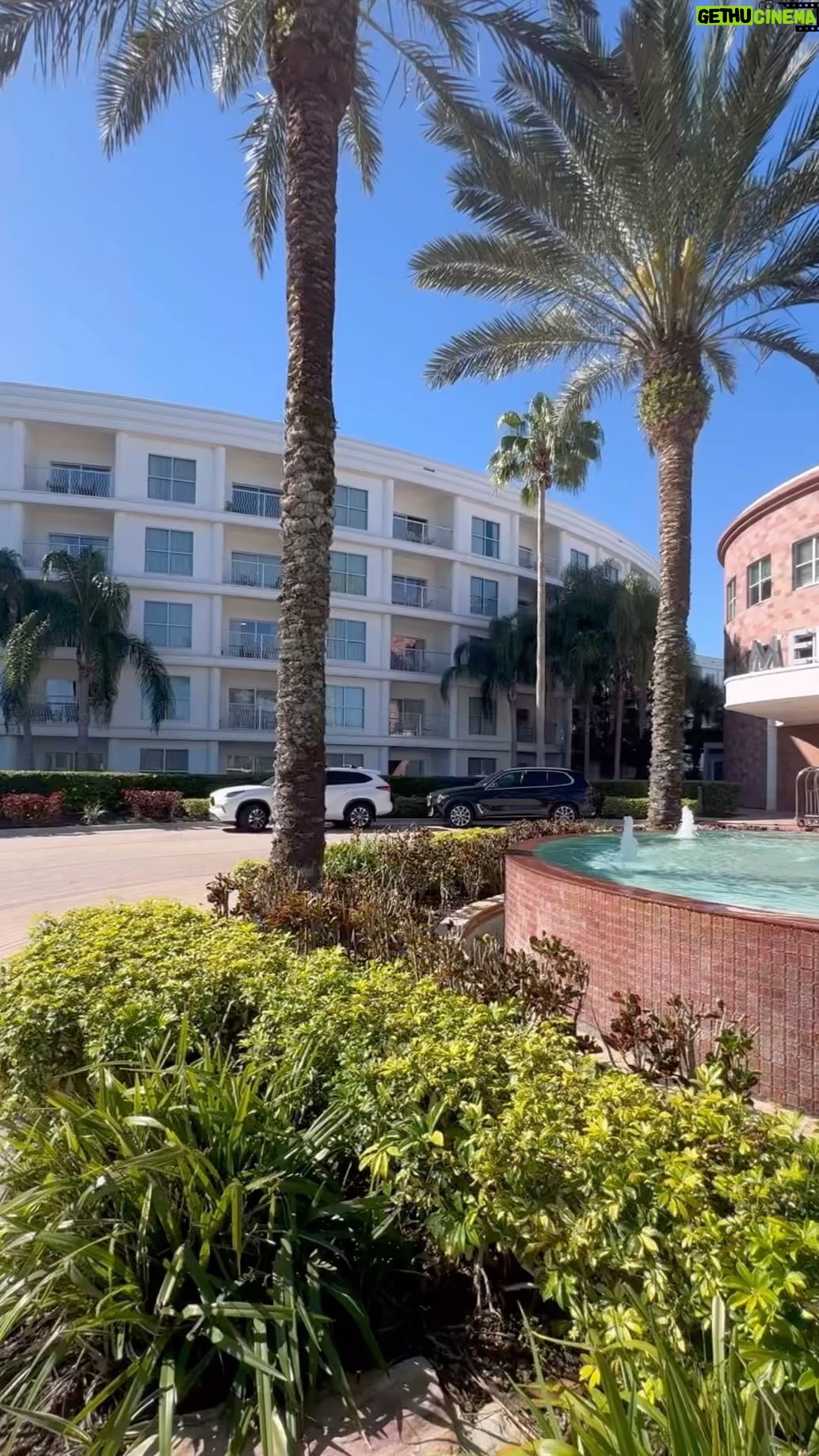 Maïka Desnoyers Instagram - Deuxième séjour au @meliaorlando et certainement pas le dernier! Plusieurs personnes m’ont demandé mon avis sur l’hôtel, alors le voilà! L’hôtel est super bien située, soit 20min de l’aéroport et 10min en auto des parcs. J’ai beaucoup apprécié d’avoir l’option de prendre l’autobus directement à l’entrée pour me rendre à toutes les attractions ( @waltdisneyworld , @universalorlando @disneysprings @seaworldorlando ). À noter que l’autobus est gratuite, il suffit de s’inscrire en ligne. Elle part le matin de l’hotel (1x) et vous ramène le soir à l’hôtel. Il n’y a pas plusieurs autobus, mais les horaires sont géniaux et ça évite de payer un Uber ou le stationnement. La plupart des chambres sont dotées de cuisine et ça, c’est selon moi hyper important. En arrivant je suis allé faire l’épicerie au @publix qui est à 3min de là. J’ai pu faire les repas et les collations toute la semaine, même pour Disney! Les parcs à Orlando acceptent qu’on emporte nos repas. C’est super de s’acheter des pretzels sur place, mais c’est bien aussi d’avoir l’option moins cher. Il y a plusieurs options au niveau des chambres dont 1 chambre fermée et un divan lit ou, comme nous, deux chambres fermées avec un lit king et deux lits double 2 salles de bain. La première fois que je suis arrivé à l’hôtel, je suis resté surprise puisqu’elle est près de l’autoroute, mais une fois à l’intérieure on ne s’en rend pas compte. Comme elle est faite en rond, le centre est un petit resort. Les enfants ont adoré jouer au mini put, au basket et au volley ball dans l’eau. Plusieurs activités sont offertes tout au long de la semaine. Oh et, ceux qui me connaissent vont rire mais, ils acceptent les commandes @amazon à la réception de l’hôtel!! Plusieurs endroits refusent, mais pas eux. Ils ont même un locker pour les garder! J’ai pu me gâter haha ( mais ça, c’est pour un autre reel 🤣)! Oh et, le restaurant de l’hôtel, Le Wilson est SUCCULENT!! On a goûté à la pizza, au sandwich brioché au homard, salade césar, burger… tout était délicieux!! Niveau prix ça du sens, mais il ne faut pas oublier que c’est en USD et que le pourboire est inclus sur la facture!! Voilà! N’hésitez pas pour les questions ♥️
