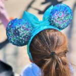 Maïka Desnoyers Instagram - Les oreilles de « Minnie et Mickey » à disney… clairement un must, mais beaucoup trop dispendieuses sur le site. Avant d’aller à Disney, prenez le temps d’en magasiner sur Amazon oju @petitebou_ en fait aussi ( produit QC )! Sinon, dans les magasins de souvenirs à Orlando. Donnez les à vos enfants seulement en arrivant à Disney comme ça ils vont être surpris, heureux et ne voudront pas les modèles sur le site de @disney haha!! Sur le site, elles sont 35USD. En dehors du site les prix varient, mais c’est vraiment moins cher. #AstuceDisney #WaltDisney #Familytime #mickeymouse