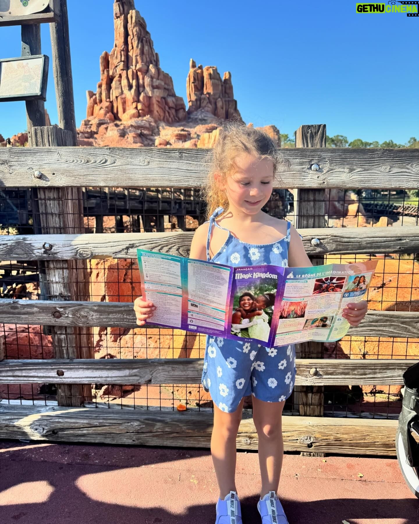 Maïka Desnoyers Instagram - BEAUCOUP de plaisir à Magic Kingdom. Une belle journée avec peu d’achalandage ( comparativement à d’habitude haha)! Chaleur, famille et bonheur! Les deux prochains jours seront des jours de repos à la piscine de l’hôtel 🤣