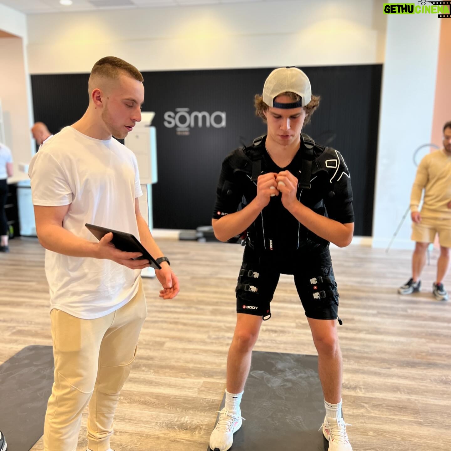 Maïka Desnoyers Instagram - SŌMA ST-HILAIRE est officiellement ouvert! Félicitations aux franchisés @annafraps et @tonywashington_official !!! @soma.fitclub.sthilaire