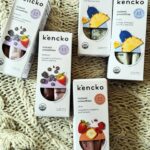 Maïka Desnoyers Instagram - On continue les #Découverte 😍 J’ai trouvé ces smoothies chez @target ! Bon il est écrit que ça peut être un remplacement de repas, moi j’opte plus pour «  c’est un smoothies on the go ». Super pratique quand tu as des grosses journées puisqu’ils sont faits de fruits séchés/déshydratés. Tu as donc seulement besoin de liquide et tu les shake ensemble. J’ai essayé d’en trouver au Québec, mais je n’en trouve pas. Sur @amazonca ils sont en rupture de stock. Si jamais vous savez où en trouver ici, n’hésitez pas à l’écrire en commentaire. Ceux quo trouvent qu’il y a beaucoup de sucre, c’est normal puisque ce sont des fruits. Il s’agit donc de sucres naturels et non ajoutés Oh et si je ne me trompe pas, même si vous allez aux USA pour une journée, vous allez pouvoir en ramener. Habituellement tout ce qui est épicerie, tu peux en ramener comme tu veux. ♥️ #smoothie #kencko #Payeavecmesous