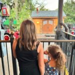 Maïka Desnoyers Instagram - BEAUCOUP de plaisir à Magic Kingdom. Une belle journée avec peu d’achalandage ( comparativement à d’habitude haha)! Chaleur, famille et bonheur! Les deux prochains jours seront des jours de repos à la piscine de l’hôtel 🤣