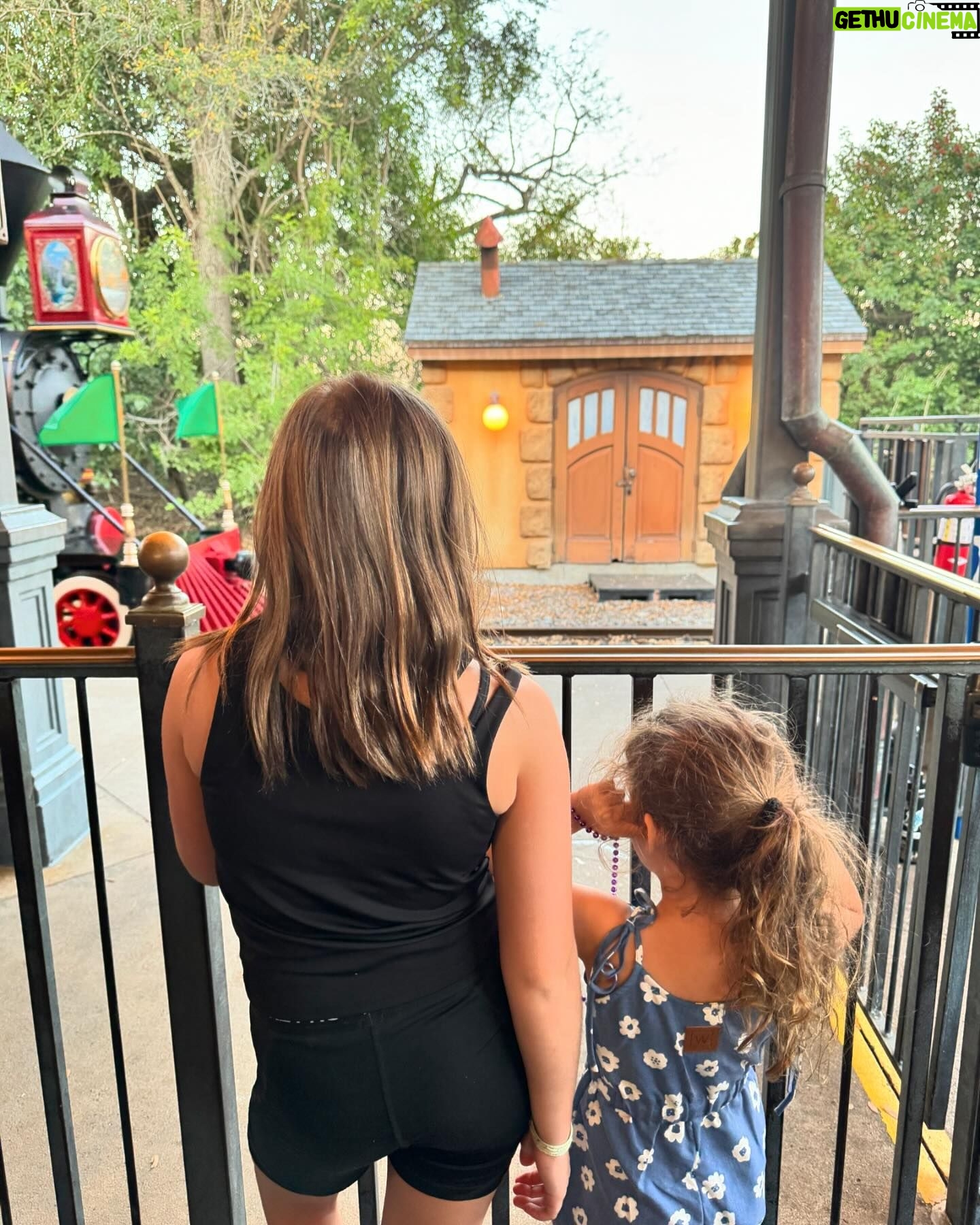 Maïka Desnoyers Instagram - BEAUCOUP de plaisir à Magic Kingdom. Une belle journée avec peu d’achalandage ( comparativement à d’habitude haha)! Chaleur, famille et bonheur! Les deux prochains jours seront des jours de repos à la piscine de l’hôtel 🤣