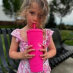 Maïka Desnoyers Instagram - Livia est comme sa maman… elle adore le rose fushia 🩷 Sérieux, j’ai JAMAIS aimé le rose.. mais là je ne sais pas ce qui m’arrive, je porterais du rose fushia/fluo TOUT LE TEMPS 🤷🏼‍♀️ Pssst les gobelets/verres et tasses sont à 20% de rabais chez @fauvecollection ! On veut que vous restiez hydraté cet été!!