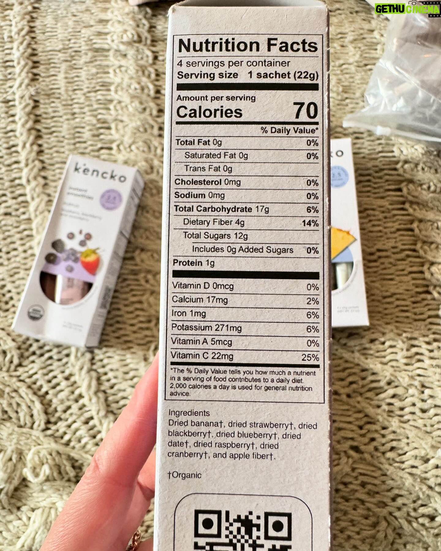 Maïka Desnoyers Instagram - On continue les #Découverte 😍 J’ai trouvé ces smoothies chez @target ! Bon il est écrit que ça peut être un remplacement de repas, moi j’opte plus pour « c’est un smoothies on the go ». Super pratique quand tu as des grosses journées puisqu’ils sont faits de fruits séchés/déshydratés. Tu as donc seulement besoin de liquide et tu les shake ensemble. J’ai essayé d’en trouver au Québec, mais je n’en trouve pas. Sur @amazonca ils sont en rupture de stock. Si jamais vous savez où en trouver ici, n’hésitez pas à l’écrire en commentaire. Ceux quo trouvent qu’il y a beaucoup de sucre, c’est normal puisque ce sont des fruits. Il s’agit donc de sucres naturels et non ajoutés Oh et si je ne me trompe pas, même si vous allez aux USA pour une journée, vous allez pouvoir en ramener. Habituellement tout ce qui est épicerie, tu peux en ramener comme tu veux. ♥️ #smoothie #kencko #Payeavecmesous