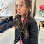 Maïka Desnoyers Instagram – Son premier veston de cuir 😍