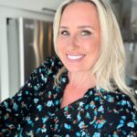 Maïka Desnoyers Instagram - C’est avec le sourire et le soleil qu’on a finalisé notre dernière journée de tournage de Vendre ou Rénover avant 2 mois! C’est notre « pause ». Ça me permet de mettre l’emphase sur l’immobilier et sur ma compagnie @fauvecollection . Demain je prends un nouveau mandat à Granby, je vois des clients dimanche aussi et j’ai quelques évaluations à venir 🙏🏻 Pour les curieux, voici les produits utilisés par @noemie_stamour_maquilleuse pour le maquillage • Base Milk makeup Hydro •Teint HD skin Hydra Glow Make up for ever • Cache cerne Huda Beauty • Poudre bronzante Butter Bronzer Physicians Formula • Fard à joue CharlotteTilbury • Gloss Buxom #fashion #tvshow #vendreourenoverqc #beauty #makeup