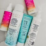 Maïka Desnoyers Instagram - Nouveau coup de coeur pour des produits pour cheveux. 🩷 J’ai découvert la marque @pacificabeauty dans la section CLEAN du @target . Comme j’avais oublié le démêlant à cheveux pour Livia, je l’ai acheté dans cette marque pour le tester. MEGA coup de coeur! 2min top chrono ui démêler les cheveux, sans AUCUNS cris. J’ai jamais vécu ça!! Je me suis dit que c’était peut-être plein de chimique, mais non!!! L’application @yuka_app m’a confirmé que le produit était excellent ( 86/100). Faque je suis retourné rapido chercher pleins de leurs produits et surtout 4x le démêlant à cheveux. J’ai réussi à vous en trouver sur Amazon ( amazon.ca/shop/maikadesnoyers ) mais il n’en reste pas beaucoup ET il est VRAIMENT dispendieux. Sinon aux usa c’est 11.99 chez @ultabeauty et 13.99 chez @target . Sur le site de @pacificabeauty le prix est en UD et il y a des frais de shipping MAIS si vous achetez genre 6 démêlants le shipping diminue et ca revient a 18$ canadien la bouteille!