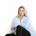 Maïka Desnoyers Instagram - J’ai souvent l’impression d’avoir gagné à la loto des problèmes psychologiques, mais c’est aussi ce qui fait de moi la femme que je suis. Vous aussi, vous pouvez choisir d’utiliser positivement ce qui pourrait être vue comme des aspects négatifs. C’est ce que moi j’ai décidé de faire. Mon but premier avec l’écriture a toujours été d’aider les gens à se sentir moins seuls et surtout se sentir compris