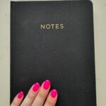 Maïka Desnoyers Instagram - Prendre des notes. Toujours. J’avais arrêté de le faire depuis la naissance de Livia. Je ne me suis jamais autant sentie perdue. J’en parle beaucoup dans mon dernier livre. Je sens que le chemin va être long avant de retrouver la Maïka d’avant. Un pas à la fois 🩷