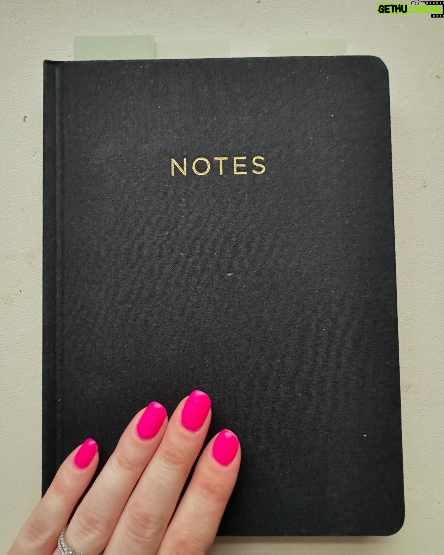 Maïka Desnoyers Instagram - Prendre des notes. Toujours. J’avais arrêté de le faire depuis la naissance de Livia. Je ne me suis jamais autant sentie perdue. J’en parle beaucoup dans mon dernier livre. Je sens que le chemin va être long avant de retrouver la Maïka d’avant. Un pas à la fois 🩷