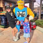 Maïka Desnoyers Instagram - Universal, ça été un plaisir de te revoir pendant 2 jours!! Constat de nos 2 jours à @universalorlando d - Anna est une machine de guerre qui fait TOUS les manèges - Livia est patiente ça aucun sens - Hayden et Eliott aiment mieux faire le party quand y a de la musique que de faire des manèges.. hein @hayden_latendresse 🤣 Je me couche carrément épuisée, mais aussi carrément heureuse.