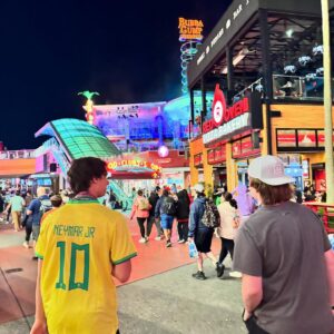 Maïka Desnoyers Instagram - Universal, ça été un plaisir de te revoir pendant 2 jours!! Constat de nos 2 jours à @universalorlando d - Anna est une machine de guerre qui fait TOUS les manèges - Livia est patiente ça aucun sens - Hayden et Eliott aiment mieux faire le party quand y a de la musique que de faire des manèges.. hein @hayden_latendresse 🤣 Je me couche carrément épuisée, mais aussi carrément heureuse.
