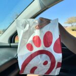 Maïka Desnoyers Instagram - Journée de repos à l’hôtel sur le bord de la piscine 🫶🏻 OH et j’ai goûté à mon premier CHICK FIL A. C’est beaucoup trop bon 😍 Ce soir on se couche tôt puisqu’on retourne à @universalorlando demain, mais cette fois on se gâte avec des fast Pass pour faire une tonne de manège ♥️ @meliaorlando #MeliaOrlando #universalOrlando #Florida #familyvacation #momanddaughter