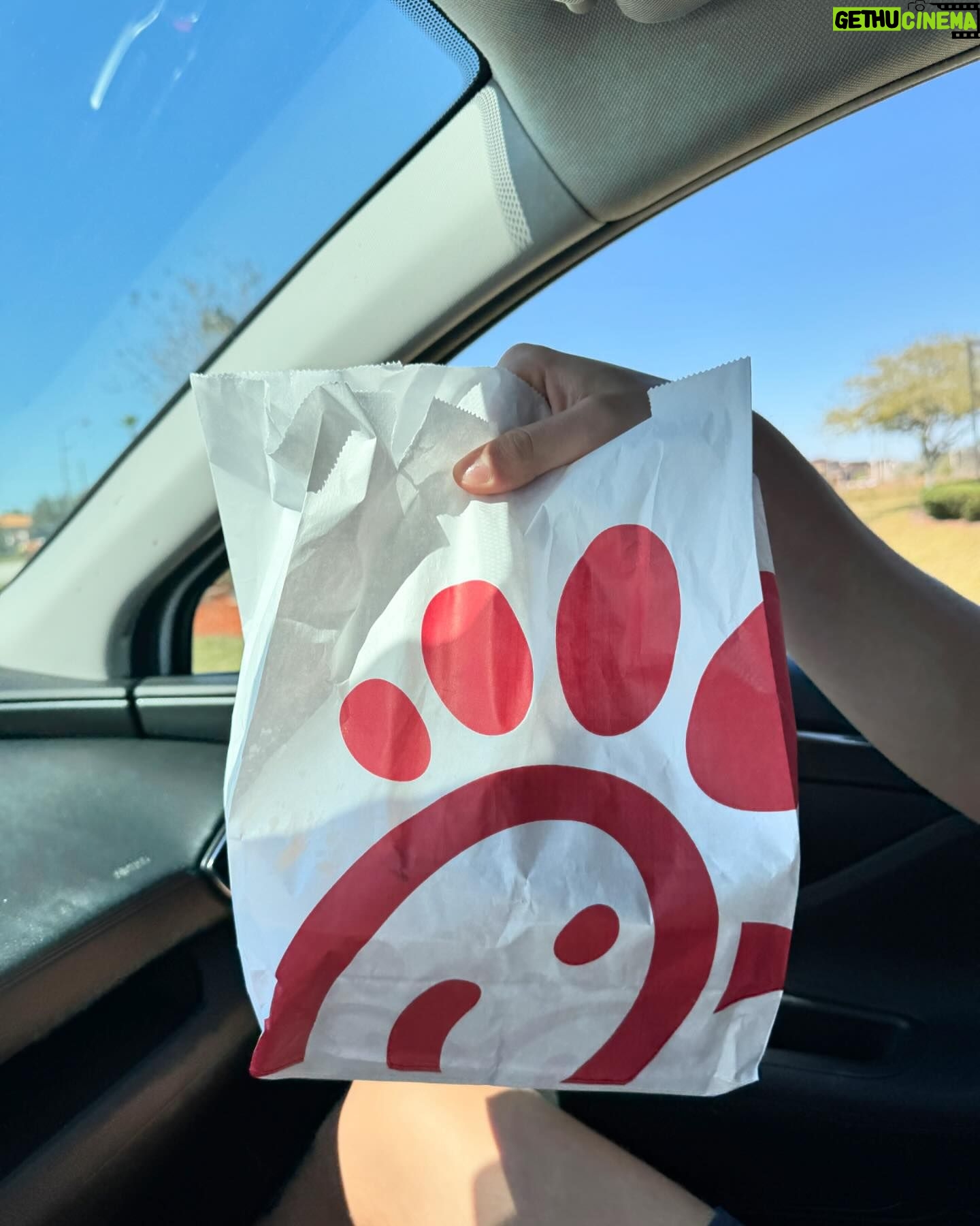 Maïka Desnoyers Instagram - Journée de repos à l’hôtel sur le bord de la piscine 🫶🏻 OH et j’ai goûté à mon premier CHICK FIL A. C’est beaucoup trop bon 😍 Ce soir on se couche tôt puisqu’on retourne à @universalorlando demain, mais cette fois on se gâte avec des fast Pass pour faire une tonne de manège ♥️ @meliaorlando #MeliaOrlando #universalOrlando #Florida #familyvacation #momanddaughter