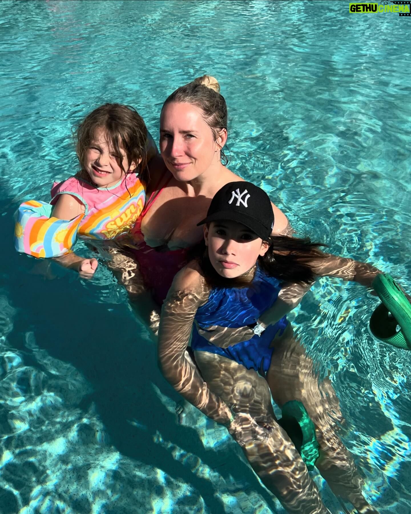 Maïka Desnoyers Instagram - Journée de repos à l’hôtel sur le bord de la piscine 🫶🏻 OH et j’ai goûté à mon premier CHICK FIL A. C’est beaucoup trop bon 😍 Ce soir on se couche tôt puisqu’on retourne à @universalorlando demain, mais cette fois on se gâte avec des fast Pass pour faire une tonne de manège ♥️ @meliaorlando #MeliaOrlando #universalOrlando #Florida #familyvacation #momanddaughter