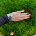 Maïka Desnoyers Instagram - Une fête des mères réussit, entouré de ma famille. Et j’ai pris le temps de m’arranger, mettre un bel outift et.. j’ai osé le vernis rose fuchsia. Je souhaite à toutes les mamans du monde, d’avoir eu la chance de passer du temps avec vos amours. Je vous souhaite d’avoir reçu des tonnes de bricolages de vos enfants, c’est les plus beaux cadeaux au monde 🩷🩷🩷🩷 Vernis @lookyboutique Bague impératrice @fauvecollection Montre @maisonbirks