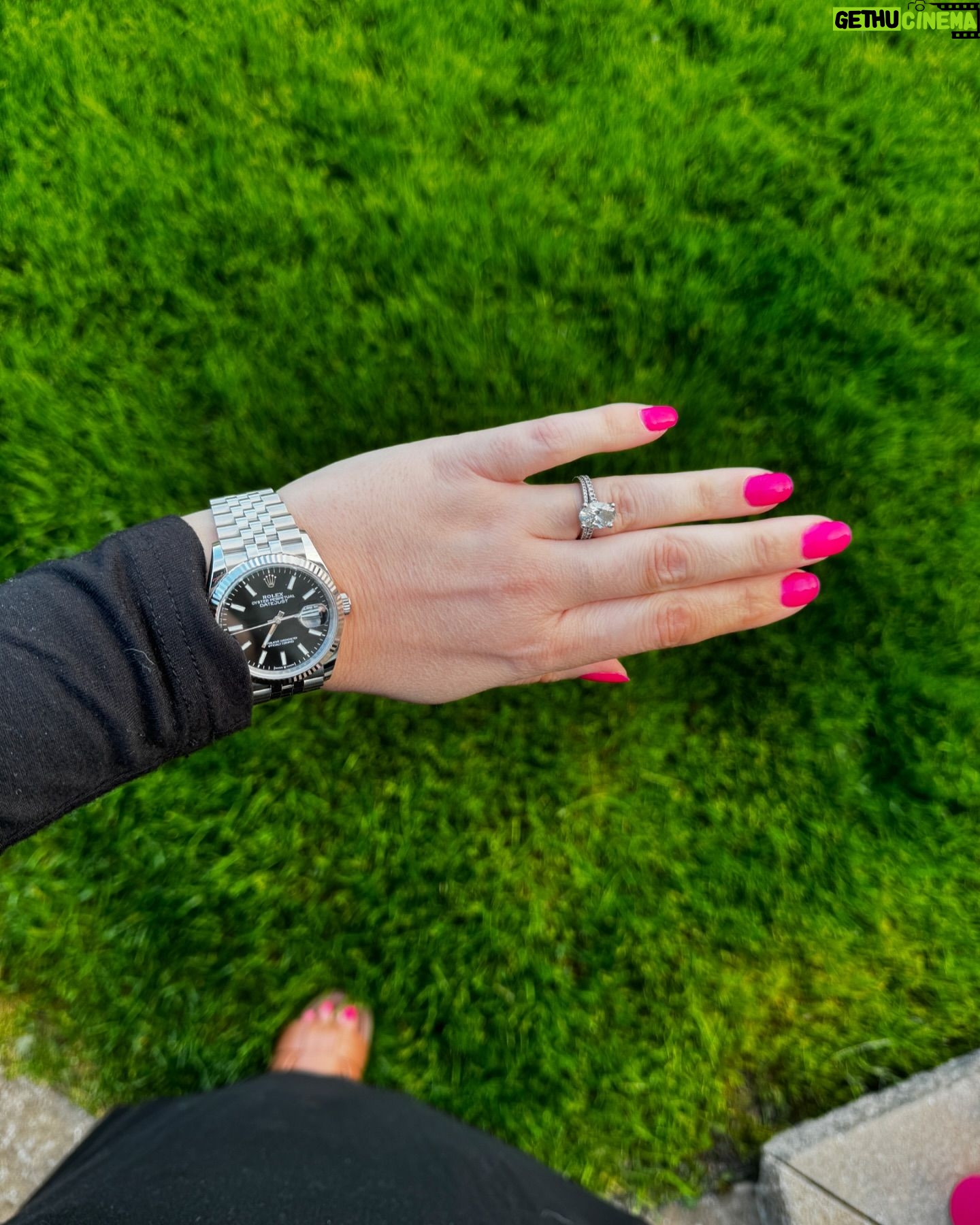 Maïka Desnoyers Instagram - Une fête des mères réussit, entouré de ma famille. Et j’ai pris le temps de m’arranger, mettre un bel outift et.. j’ai osé le vernis rose fuchsia. Je souhaite à toutes les mamans du monde, d’avoir eu la chance de passer du temps avec vos amours. Je vous souhaite d’avoir reçu des tonnes de bricolages de vos enfants, c’est les plus beaux cadeaux au monde 🩷🩷🩷🩷 Vernis @lookyboutique Bague impératrice @fauvecollection Montre @maisonbirks