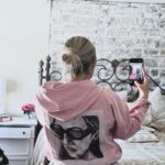 Maïka Desnoyers Instagram – Cette veste d’une designer d’ici que j’aime tellement 
@mlle_earth !! Les détails au niveau des boutons,
Le dos avec un portait d’une artiste d’ici @annlocreations …tout est parfait 😮‍💨🫶🏻🩷