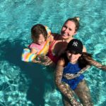 Maïka Desnoyers Instagram - Journée de repos à l’hôtel sur le bord de la piscine 🫶🏻 OH et j’ai goûté à mon premier CHICK FIL A. C’est beaucoup trop bon 😍 Ce soir on se couche tôt puisqu’on retourne à @universalorlando demain, mais cette fois on se gâte avec des fast Pass pour faire une tonne de manège ♥️ @meliaorlando #MeliaOrlando #universalOrlando #Florida #familyvacation #momanddaughter