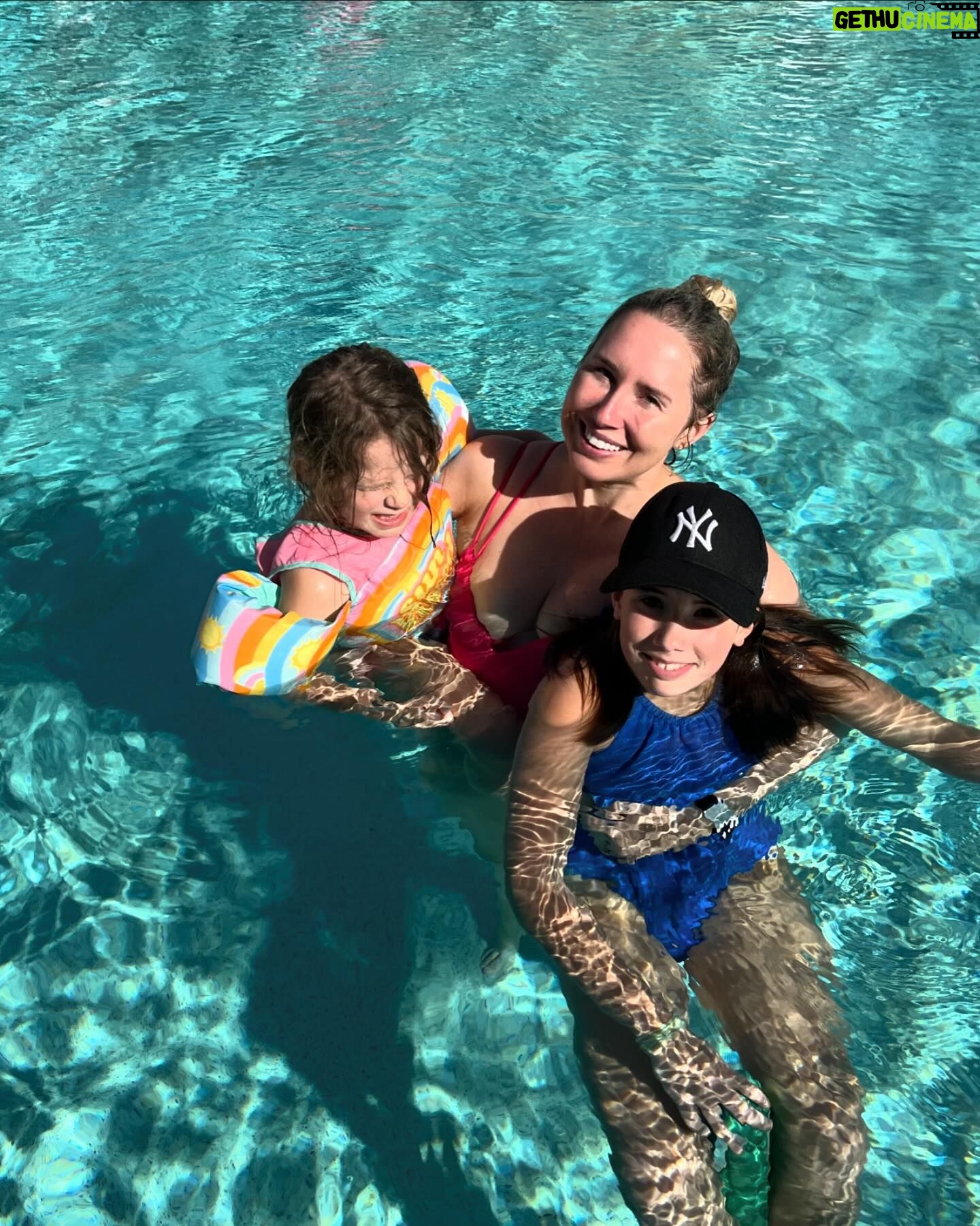 Maïka Desnoyers Instagram - Journée de repos à l’hôtel sur le bord de la piscine 🫶🏻 OH et j’ai goûté à mon premier CHICK FIL A. C’est beaucoup trop bon 😍 Ce soir on se couche tôt puisqu’on retourne à @universalorlando demain, mais cette fois on se gâte avec des fast Pass pour faire une tonne de manège ♥️ @meliaorlando #MeliaOrlando #universalOrlando #Florida #familyvacation #momanddaughter