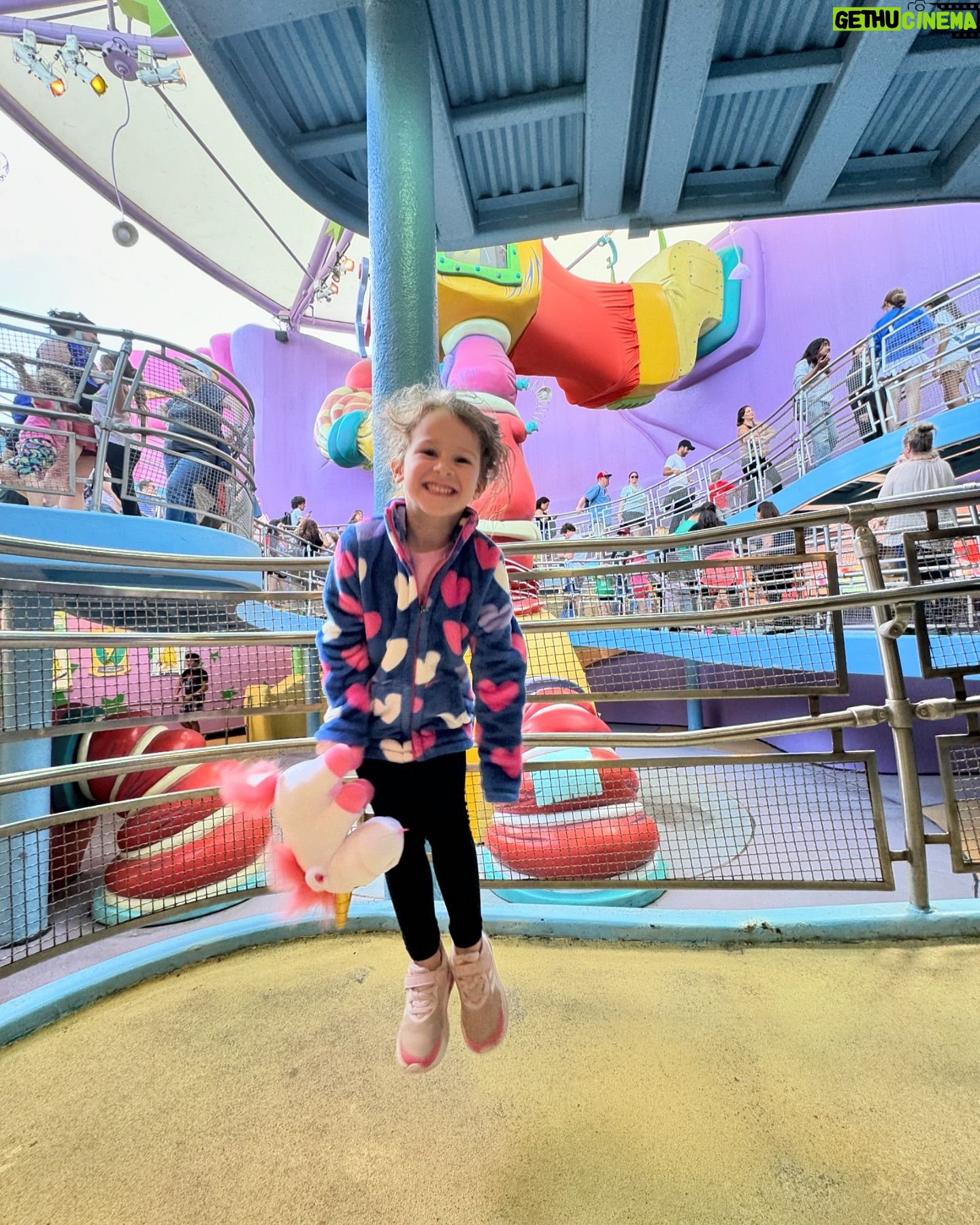 Maïka Desnoyers Instagram - Mais avez-vous vu le bonheur dans les yeux de Livia? Meilleure photo ever 🫶🏻 Jour 3 de 7 jours à Orlando. Aujourd’hui ce sera journée piscine et repos de mes pauvre pieds/jambes 👵🏻 #universalorlando #Justfun #happydaughter