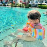 Maïka Desnoyers Instagram - Petit récapitulatif de notre avant dernière journée. ☀️Piscine une bonne partie de la journée ⭐️Petite virée au Nike Outlet à côté de l’hôtel… les prix sont VRAIMENT compétitifs!! 🩷 On est retourné manger une pizza dans le village de Celebration ( chez Upper Crust ) 🍦 On a terminé la soirée par une bonne crème glacée chez Kilwins 6e journée de bonheur au paradis!