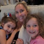 Maïka Desnoyers Instagram - Je pense faire encadrer cette photo! Ma filleule et ma fille, collé collé! Un 15 minutes de PURE bonheur 💜 Les aimer si fort! @weenachabot @johnanthonygr