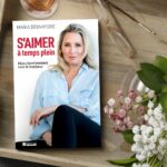 Maïka Desnoyers Instagram - Je peux enfin vous annoncer le projet sur lequel je travaille depuis près d’un an… UN NOUVEAU LIVRE 🥹 Il est en prévente actuellement sur le site de @praticopratiques et vous aurez la livraison gratuite avec le code MAIKA ( le lien direct est en story) Au fil des années, je pense avoir réussi à inspirer des femmes de tous âges et de tous horizons. Avec ce récit, à mi-chemin entre le livre de croissance personnelle et le carnet de bord, je partage mes prises de conscience et mes apprentissages qui m’aident à m’accepter telle que je suis et à m’aimer un peu plus chaque jour. À travers ma propre quête du bien-être, j’ai l’humble souhait d’inspirer les femmes qui, comme moi, ont le désir de s’aimer, non pas à temps partiel, mais à chaque instant. Vous avez été plus de 16 500 personnes à vous procurer un exemplaire de premier livre, alors c’est certain que d’en écrire un autre, était une grande source de stress. Mais le voici… S’AIMER À TEMPS PLEIN ♥️ https://boutique.pratico-pratiques.com/produits/saimer-a-temps-plein/