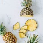 Maïka Desnoyers Instagram - Si vous avez aimé mon truc pour le jus de citron, en voici un autre pour déguster vos ananas différemment 💛🍍 💛 J’avais lu qu’en roulant l’ananas et en faisant une pression, on pouvait arracher des bouts en tirant sur les espèces de losanges sur l’ananas. SURPRISE! ça fonctionne!!!