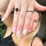 Maïka Desnoyers Instagram – Ma ptite face fière de la nouvelle collection de bijoux BLK chez @fauvecollection 🖤