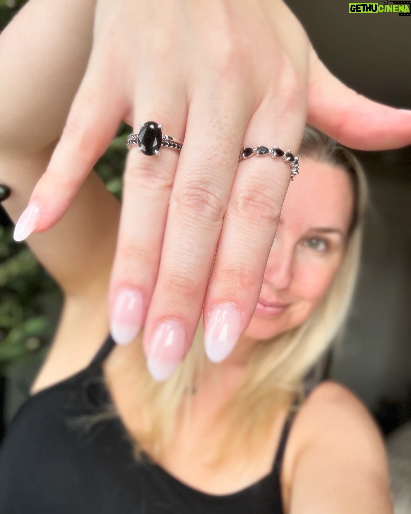 Maïka Desnoyers Instagram - Ma ptite face fière de la nouvelle collection de bijoux BLK chez @fauvecollection 🖤