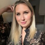 Maïka Desnoyers Instagram - Quand la talentueuse @noemie_stamour_maquilleuse me donne un glow incroyable pour le 100e épisode de Vendre ou Rénover 😍 Pour connaître les produits utilisés : • Base Hydro @milmakeup @matinee.studio • Fond de teint HD SKIN @makeupforever @proloftca • Cache-Cernes @hudabeauty • Poudre compacte Fair @charlottetilbury • Poudre Bronzante Sable @wonderblush • Blush Pivoine @wonderblush • Highlight DiorBackstage @diorbeauty • Ombres à paupière 9T Neutral palette @morphebrushes • Sourcils Fill & Fluff @nyxcosmetics_canada • Cils 10 mm @shopmfma • Lèvres Cream Cup @maccosmeticscanada • Gloss @anastasiabeverlyhills • Setting Spray Urban Allnighter @urbandecaycosmetics 52