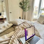 Maïka Desnoyers Instagram - Mon « safe place »! Je passe ma vie dans ma chambre.. pour dormir, travailler, écouter des films. J’ai souvent lu qu’on ne devait jamais travailler dans sa chambre et garder l’énergie paisible pour dormir. Ce conseil ne sera clairement pas pour moi 🙃🫶🏻 La Couverture et l’arbre proviennent de Amazon. Le lien de mon amazon est dans ma bio ( lien affilié )