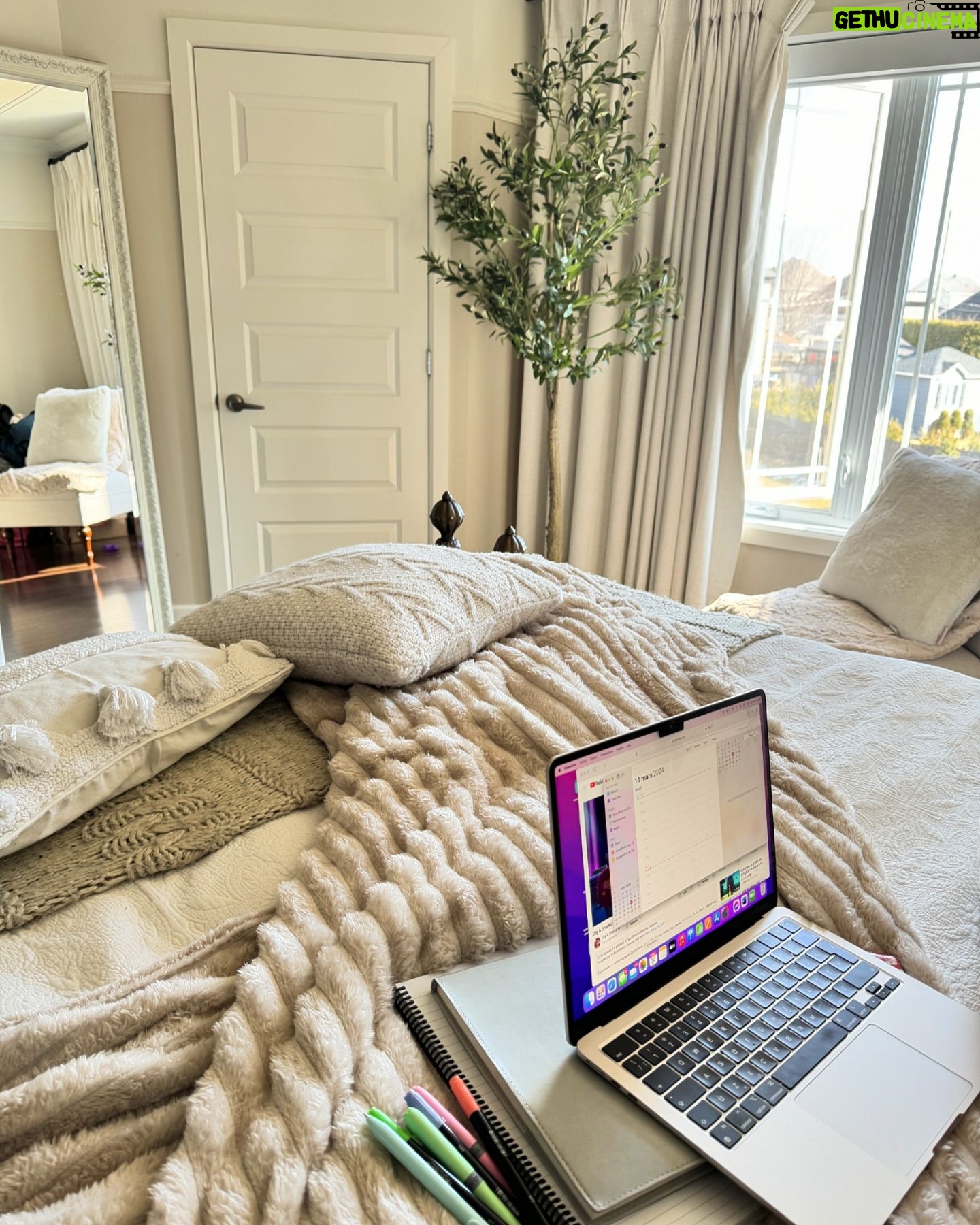 Maïka Desnoyers Instagram - Mon « safe place »! Je passe ma vie dans ma chambre.. pour dormir, travailler, écouter des films. J’ai souvent lu qu’on ne devait jamais travailler dans sa chambre et garder l’énergie paisible pour dormir. Ce conseil ne sera clairement pas pour moi 🙃🫶🏻 La Couverture et l’arbre proviennent de Amazon. Le lien de mon amazon est dans ma bio ( lien affilié )