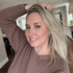 Maïka Desnoyers Instagram - Cette journée-là, je me trouvais jolie. Je me suis donc improvisé une tite séance de selfie à la maison. Sur le coup, je trouvais ça ben cute… là je me sens comme une matante qui essaie de prendre des selfies de jeune 🤣 Je me suis dit que j’allais quand même publier la photo en vous jasant de ce que je me disais à moi-même en ce moment 🤣 Comme toujours, merci à la parfaite @anne_marie_makeupartist pour le maquillage