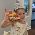 Maïka Desnoyers Instagram - On a fait des mégas biscuits hier! Hyper facile à faire, et très très sucré haha! Si j’en refais, je vais mettre moins de crémage au centre parce que c’était quelque chose 🤣 ( acheté à l’épicerie il y a quelques temps! Aucune idée laquelle ) || Robe @petitbateau dispo chez @billie_le_kid ||