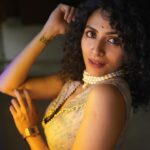 Maalavika Sundar Instagram – Heyyyyyyy !!!!

Loved collaborating with @bandananarulaofficial ♥️ you guys have a fantastic collection … lots of love 🧡 

@manish_ravie killer pictures da … Vera maari ♥️♥️

Thank you @beingroofa for putting this together for me… you are amazing ♥️

#onlylove