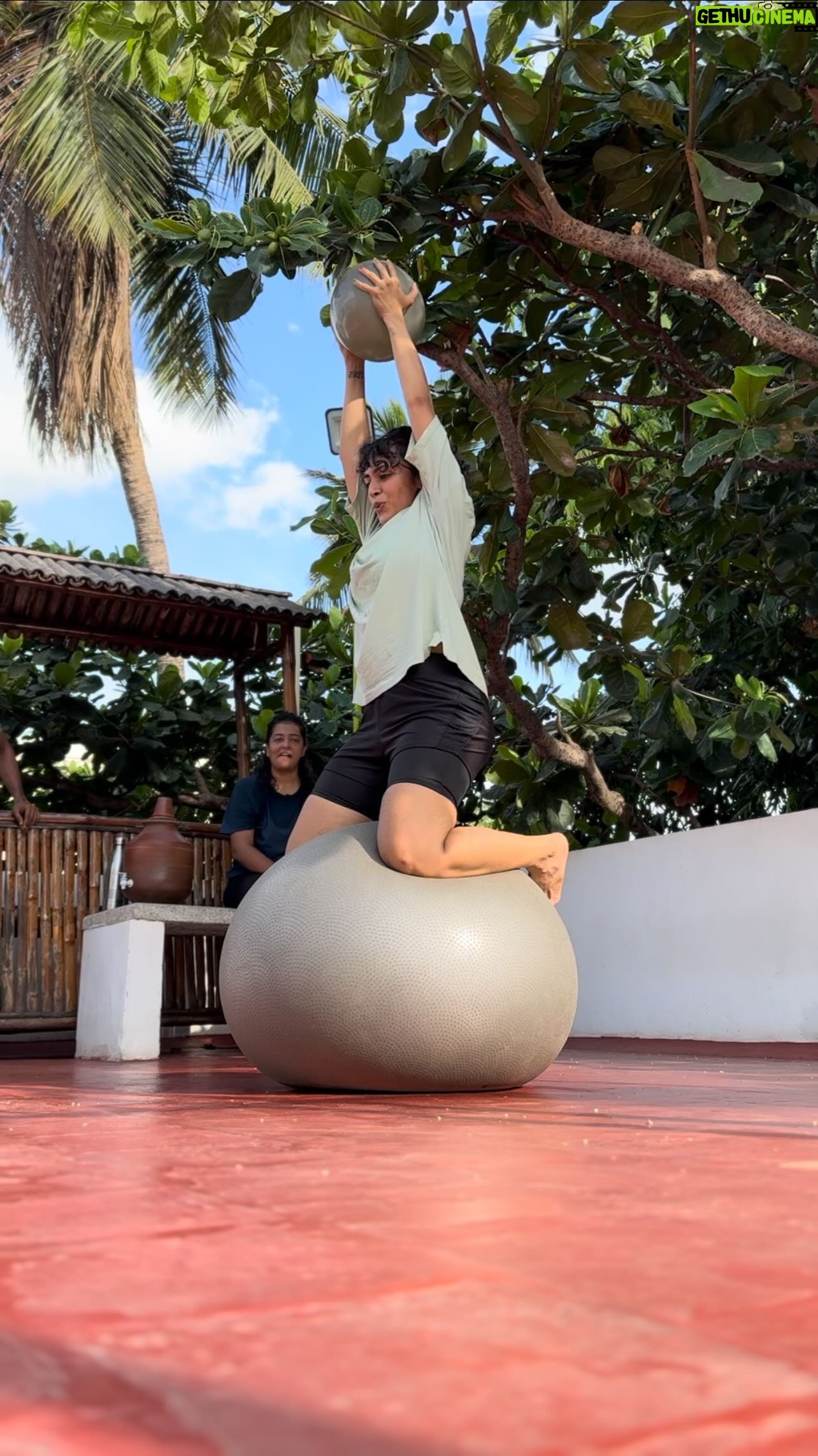 Maalavika Sundar Instagram - The most important thing is “TO PLAY”. As kids we have been exercising to be hard on ourself and to constantly keep proving. And to fail is committing sin. Our body and mind needs a very friendly and supportive approach to things and that’s when it loosens up. It’s ok to fail.. ur body and mind is everything to you. Take care of it with utmost care ♥️♥️ Lots of love to my support system @fit_o_crazy @evolving_lifee @amruthasrini @vinothkishan Sachin , Josh for all the love. You guys make life so much more beautiful and make me stronger ♥️♥️ ummaaaaaa #pushwithmaalu🏋️♂️