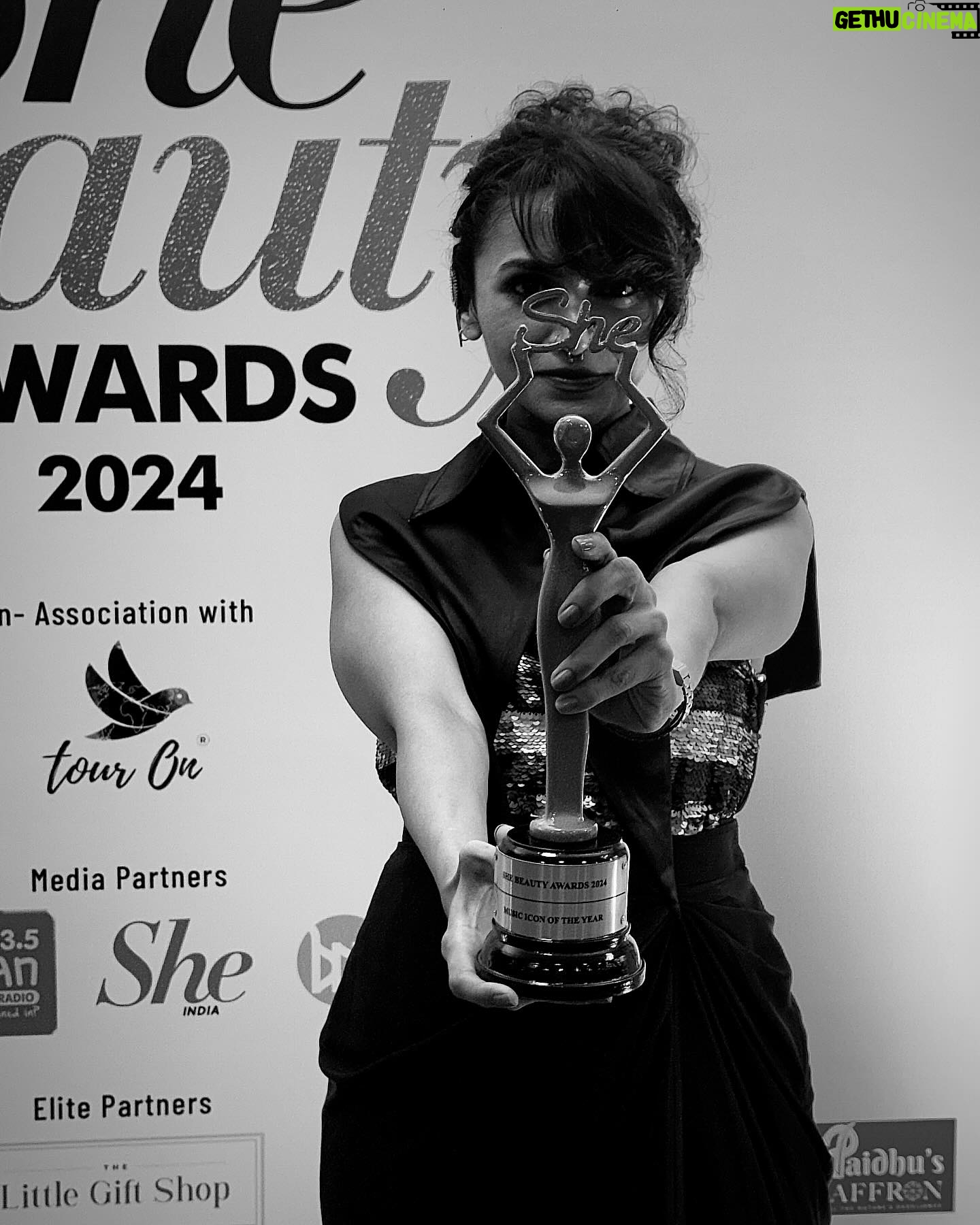 Maalavika Sundar Instagram - Feeling honoured to have received She Awards “Music Icon of the year” 2024 !! Thank you @daisymorgan.official @she_awards @9skinofficial for recognising me and many other beautiful women ♥️ I would like to dedicate this award to my teachers, friends, family and all of you for nurturing me, loving and supporting me, standing by me what so ever and always pushing me to do better. This wouldn’t be possible if not for you guys♥️♥️ I promise to work harder and always keep entertaining you. And definitely “Miles to go before I sleep”….. “Ellaa pugazhum iraivanukke” nu soldra maadhri , this one goes to the universe. Thank you for everything. Forever grateful 🙏🏾🙏🏾♥️ #maalavikasundar #sheawards #grateful #thankyou